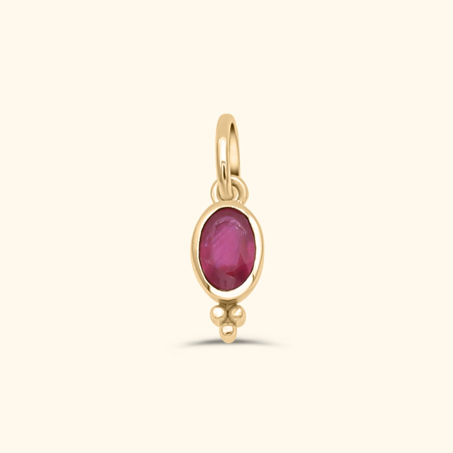 Gold plated birthstone hanger met ovale robijn en sierlijk detail – Josephina Jewelry